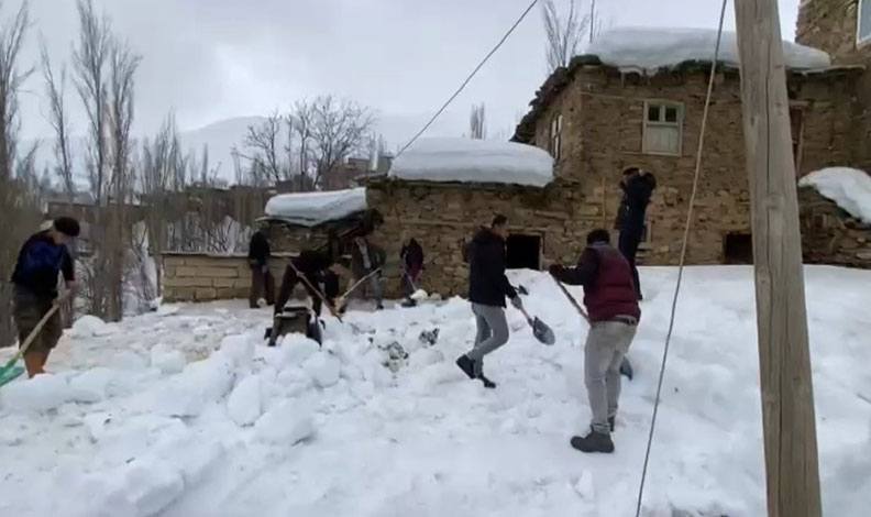 Bahçesaray’da imece usulü kar temizleme