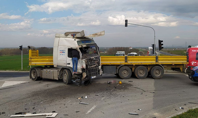 Tır, yolcu minibüsüne çarptı: 5 ölü, 10 yaralı