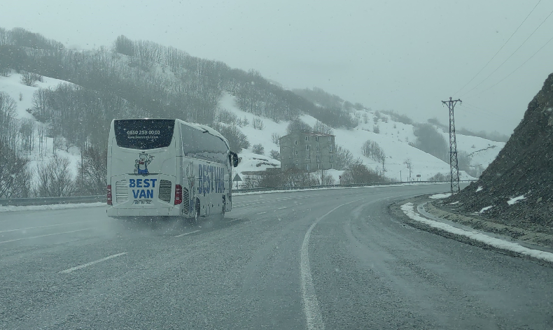 Van’da bazı yollar ulaşıma kapandı