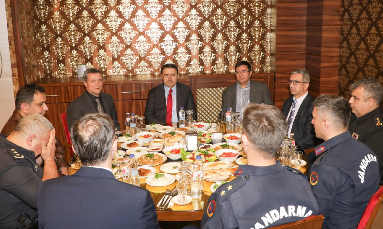 Jandarma ve emniyet personeliyle iftar