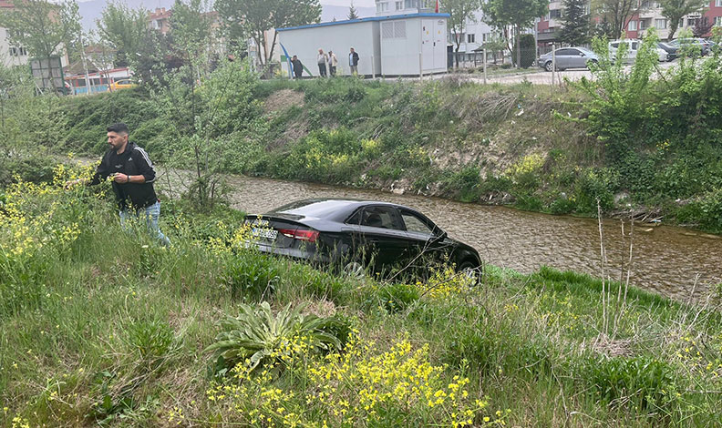 Gece su kanalına uçtu, sabah otomobilini kurtarmaya geldi