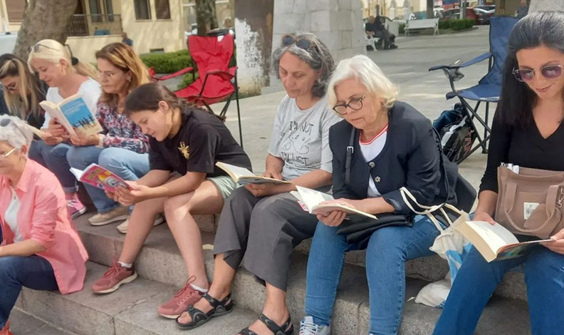 Mudanyalılar mütareke meydanında toplanıp kitap okudu