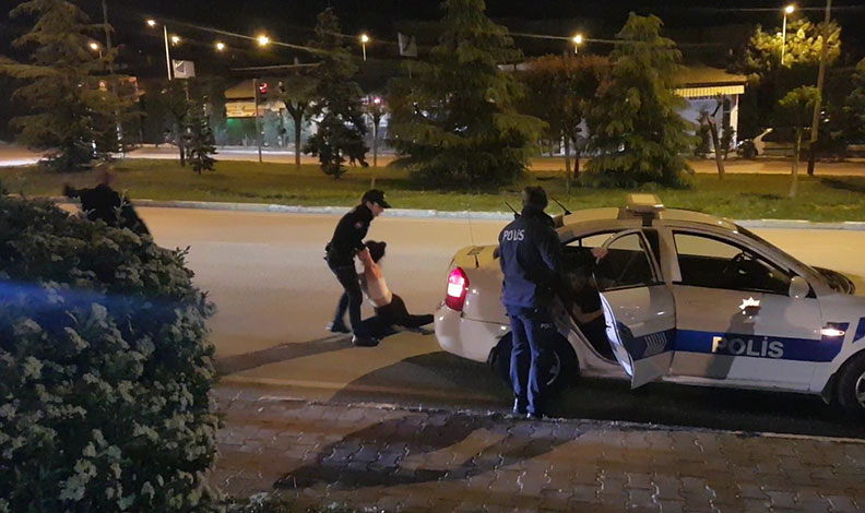 Dur ihtarına uymayan araçtaki kızlar polise zor anlar yaşattı