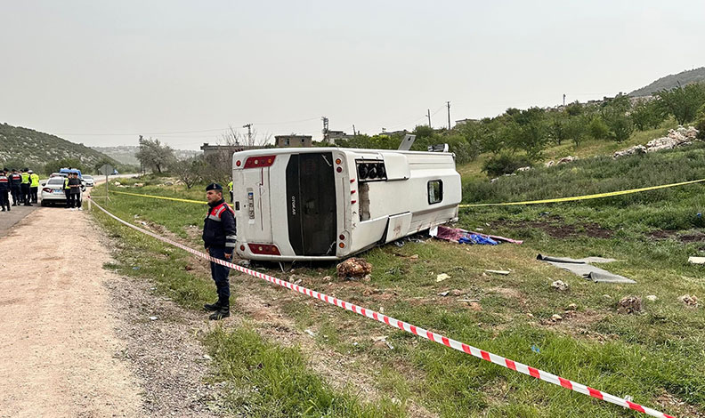 Yolcu taşıyan midibüs devrildi: 1 ölü, 7 yaralı
