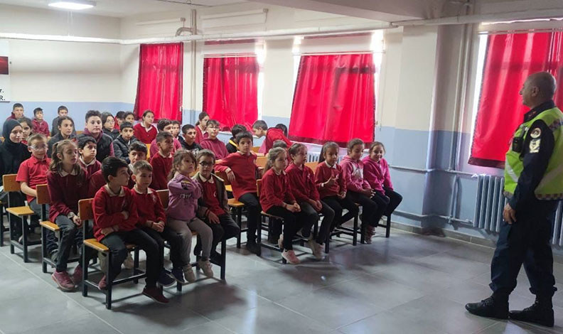 Çocuklar trafik kurallarını jandarmadan öğreniyor