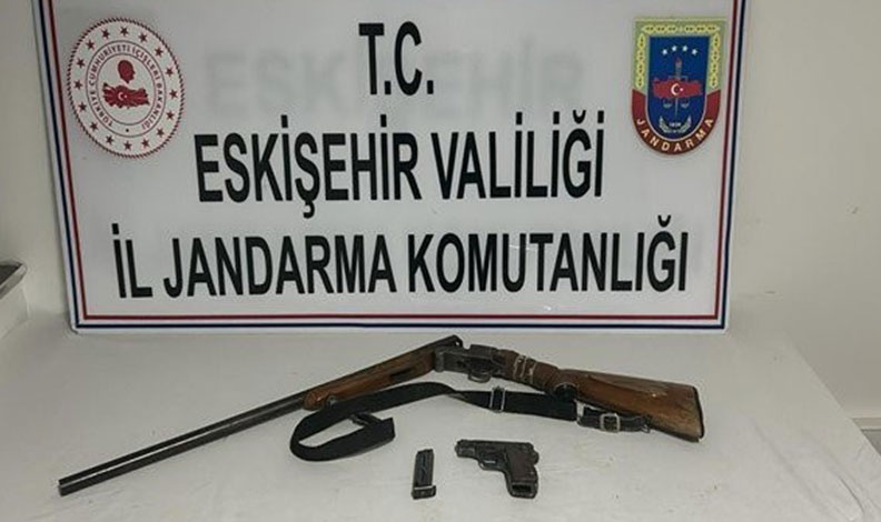 Çok sayıda ruhsatsız silah ve mühimmat ele geçirildi