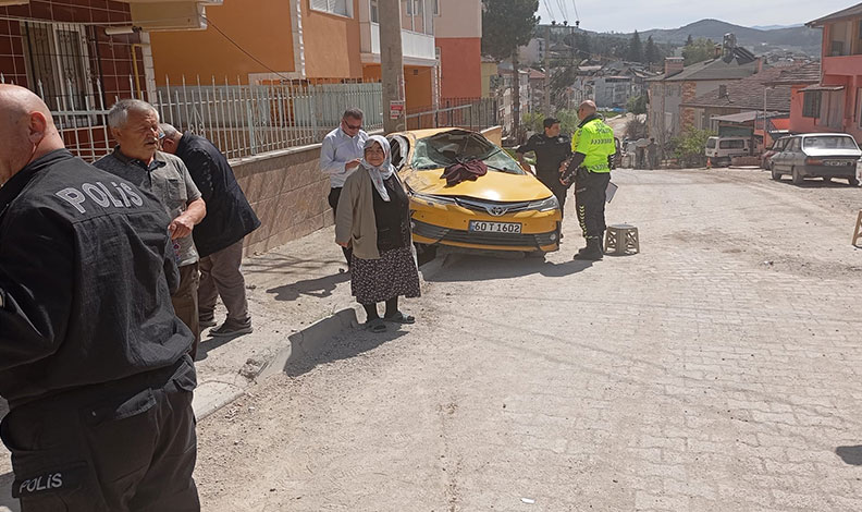 Tokat’ta yokuş aşağı inen taksi takla attı