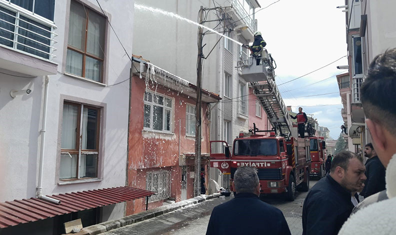 Gediz’de ev yangını