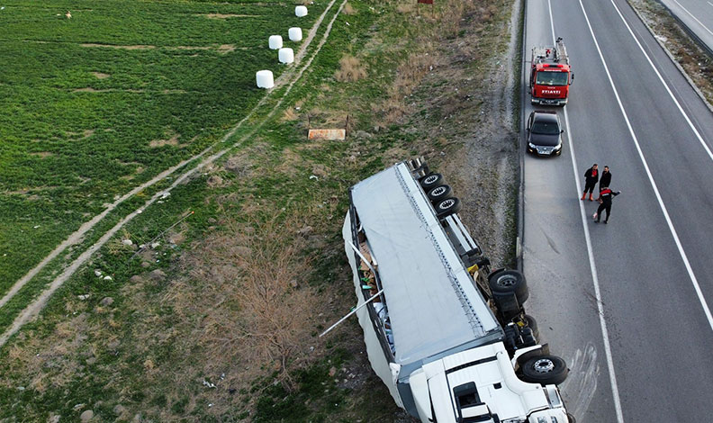 Kontrolden çıkan temizlik malzemesi yüklü tır devrildi