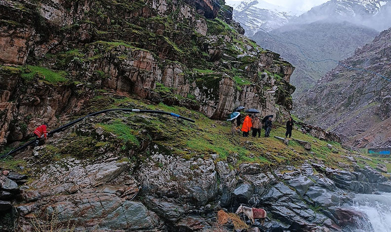 Dereye düşen at kurtarıldı