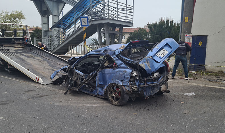 Otomobil trafo binasına çarptı: 1 ölü