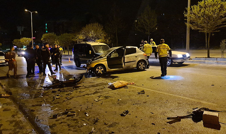 Otomobil yol süpürme aracına çarptı: 1 yaralı