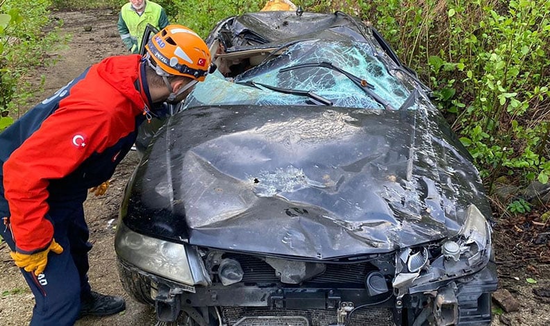 Rize’de otomobil uçuruma yuvarlandı: 1 ölü, 1 yaralı