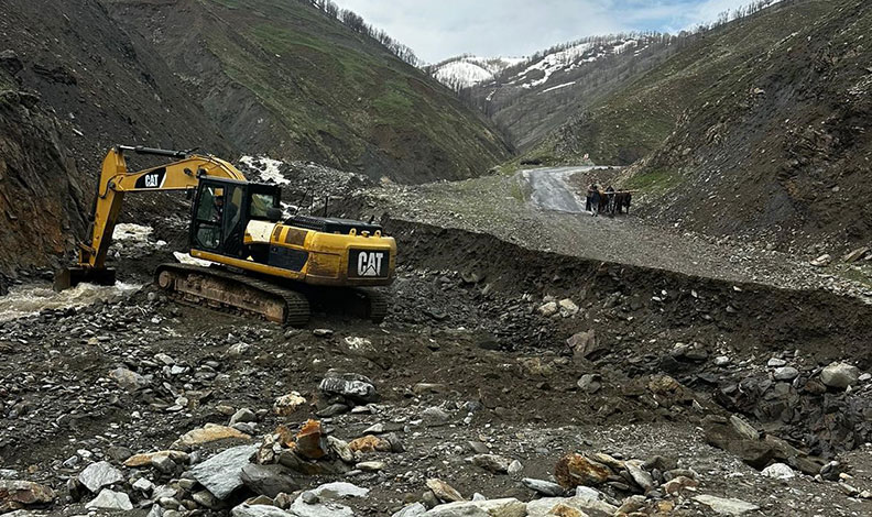 Sel felaketi köy yolunu ikiye ayırdı