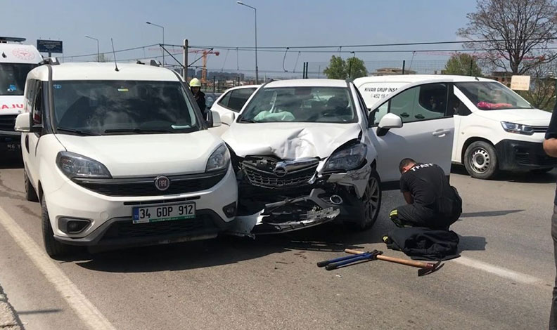Bursa’da direksiyon başında bilincini kaybetti, 3 araca çarptı