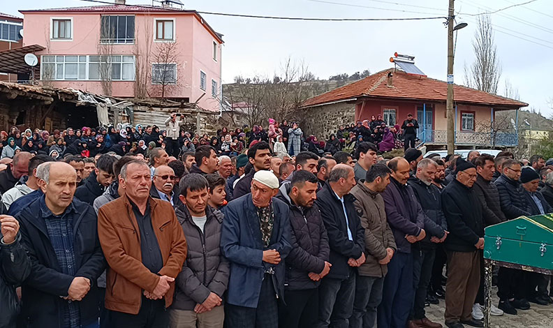 Aynı kazada ölen annesinin yanına defnedildi