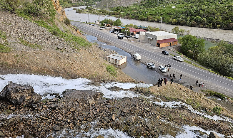 Çukurca’daki Beyaz Su Şelalesi ilgi odağı oldu