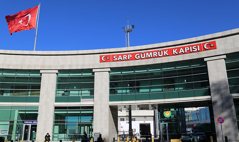 Sarp Sınır Kapısından bayram yoğunluğu