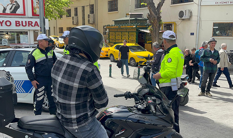 Araç girişinin yasak olduğu caddede polis denetim yaptı
