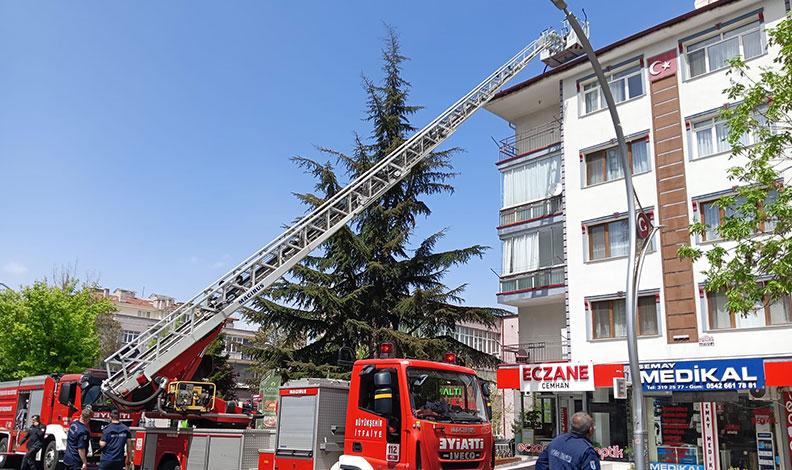 Ankara’da 4 katlı apartmanın çatısında yangın