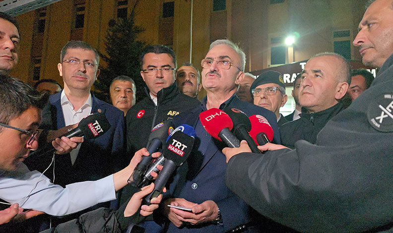 Basın açıklaması sırasında deprem oldu