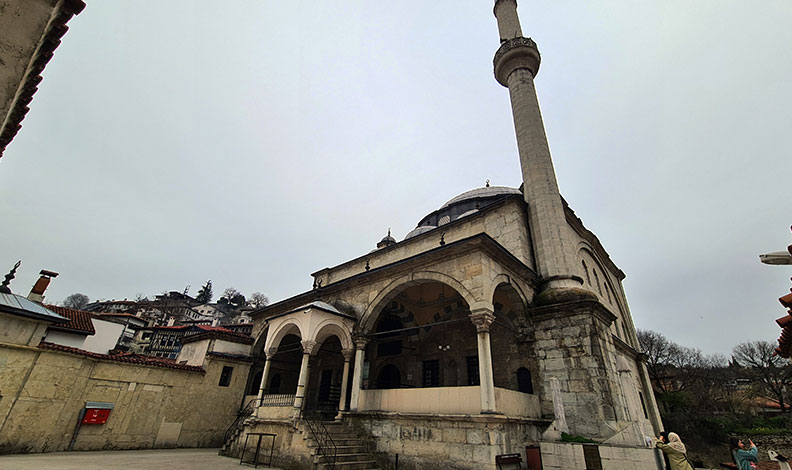 Minaresinin eğikliği ve tarzıyla dikkat çekiyor
