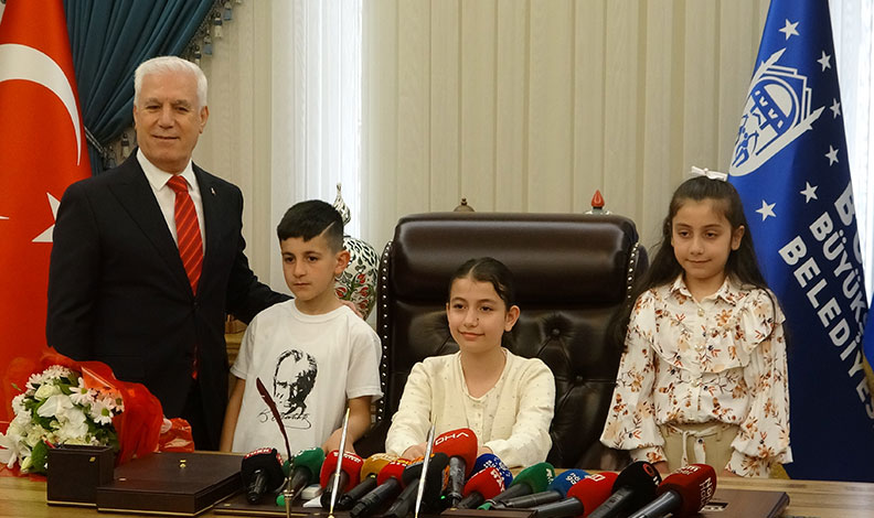Mustafa Bozbey koltuğunu çocuklara devretti