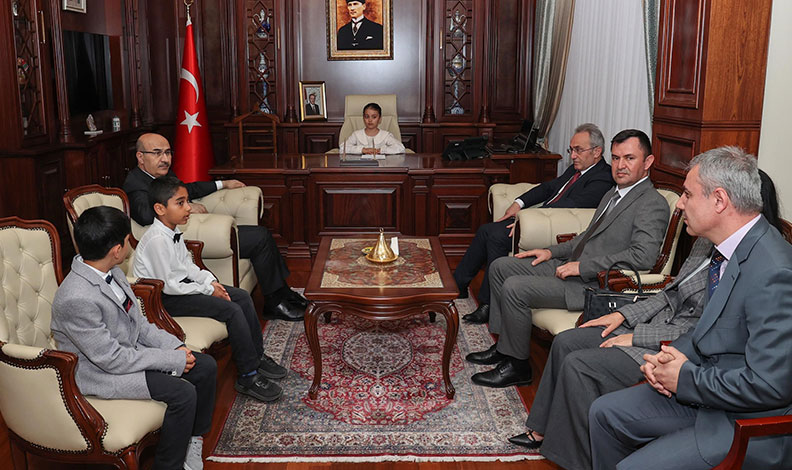 Bursa’nın çocuk valisi makamına oturdu