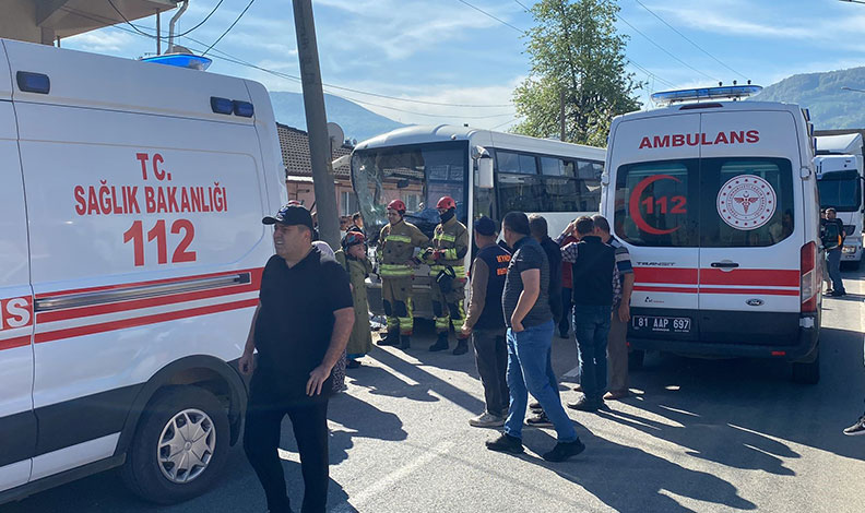 Halk otobüsü direğe çarptı 12 yaralı