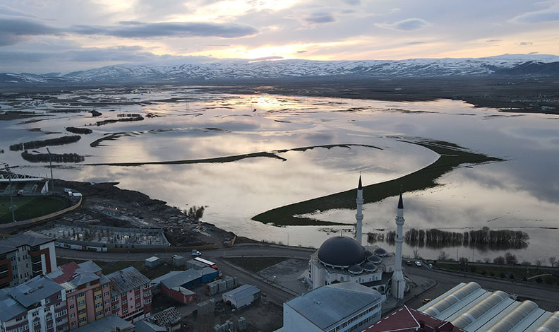 Ardahan’da nehir taştı, ova göle döndü
