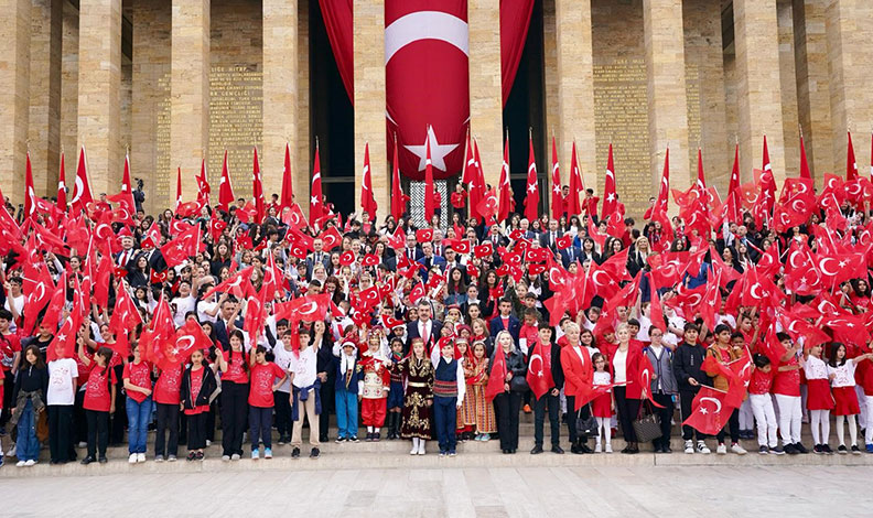 Bakan Tekin, çocuklarla Anıtkabir’de