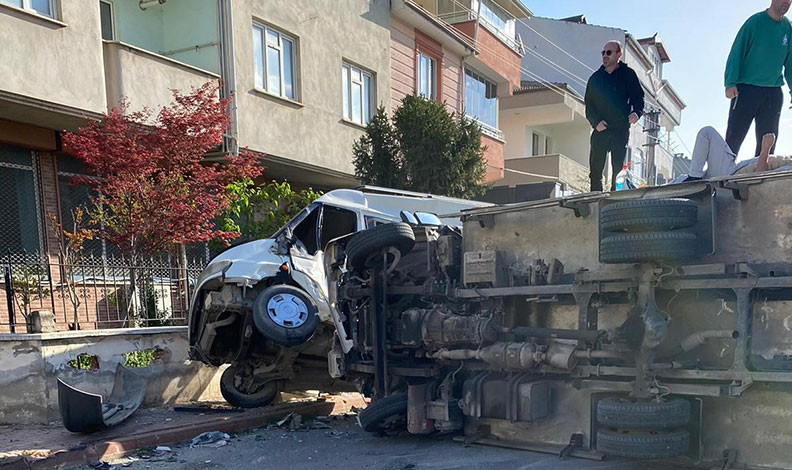Bursa’da minibüs ile kamyonet çarpıştı: 3 yaralı