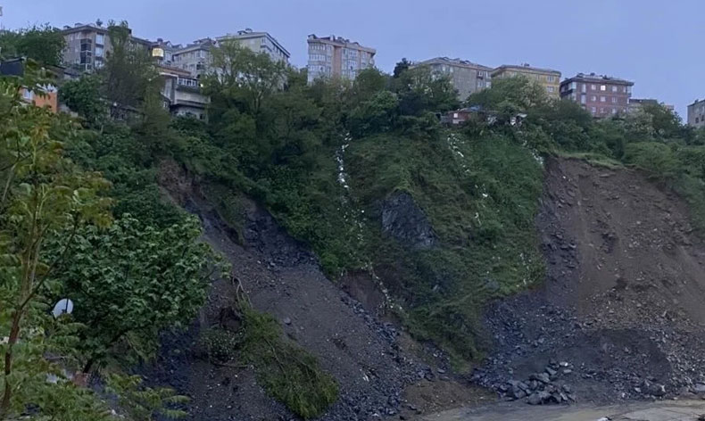 Gaziosmanpaşa’da toprak kayması
