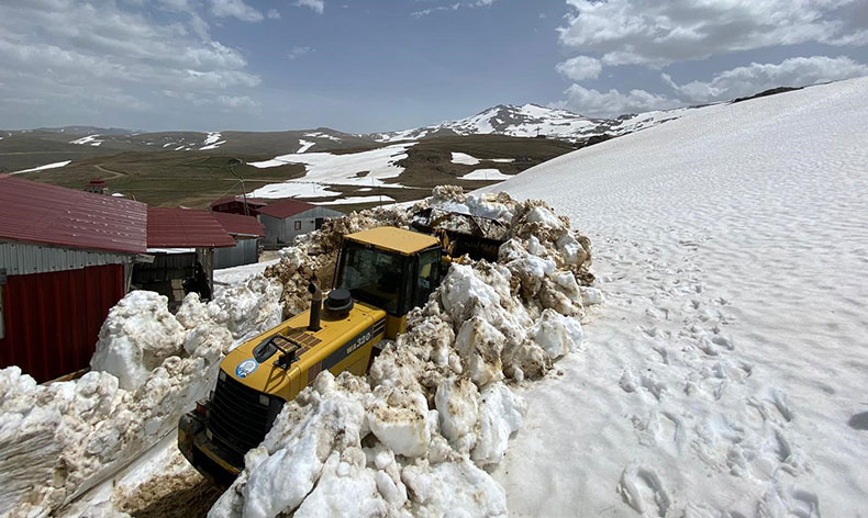 Trabzon’da karla kaplı yayla yolları açılıyor