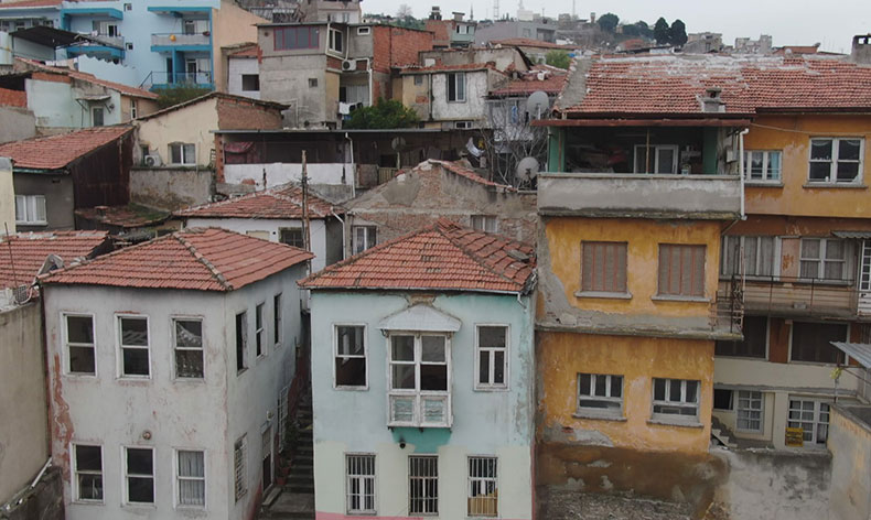 İzmir’in göbeğinde can çekişen tarih