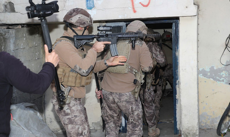 Mersin’de sanal dolandırıcılara eş zamanlı operasyon