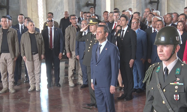 Özgür Özel, Anıtkabir’i ziyaret etti