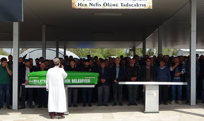 Tartıştığı kocasını sırtından bıçaklayarak öldürdü