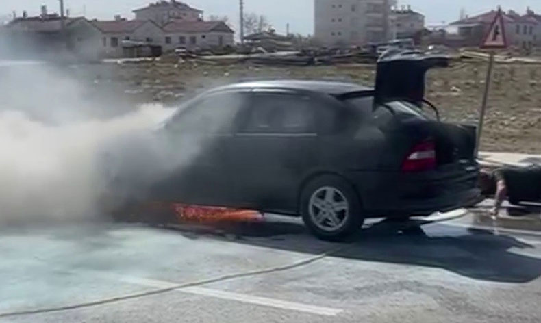 Karaman’da seyir halindeki otomobilde yangın
