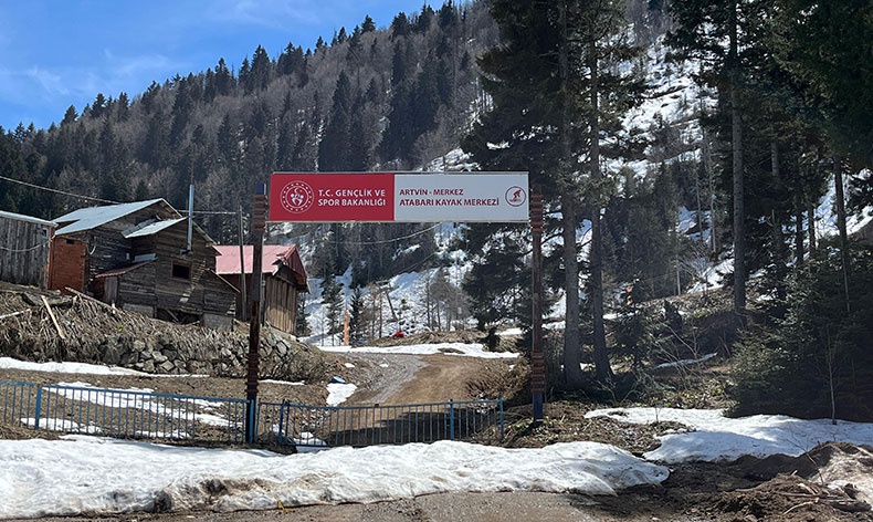 Artvin’de aç kalan ayılar kayak tesisine dadandı