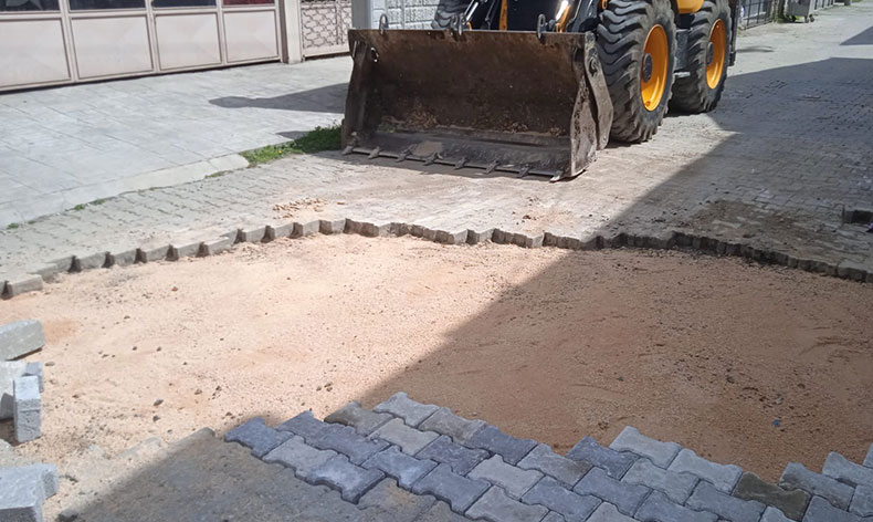 Erenler’de fen işleri ekipleri sahada