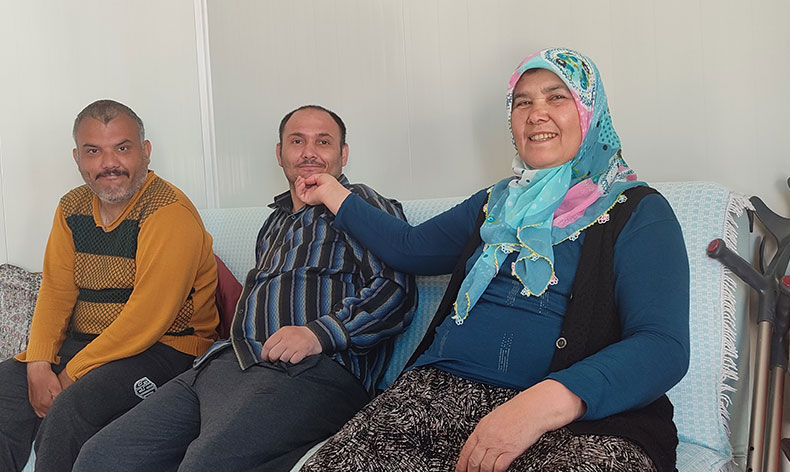 Fedakar anne, kendini kas hastası çocuklarına adadı
