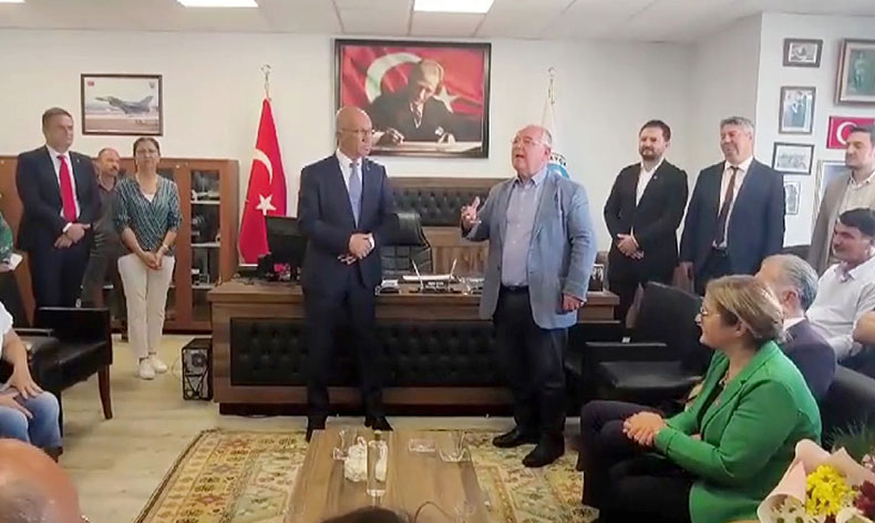 Eski başkandan gidereyak makam odasında skandal sözler