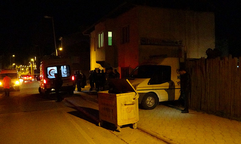 Babasının gözleri önünde kendisini vurdu