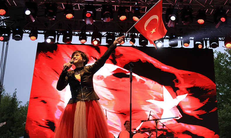 Aydilge coştu, coşturdu