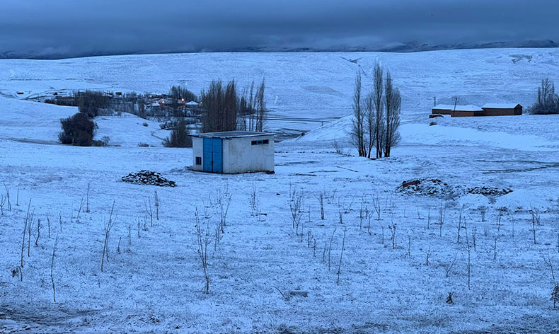 Başkale’de bayram günü kar sürprizi