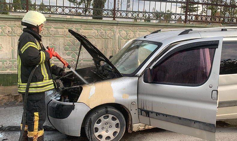 Mezarlık ziyaretine gitti, aracı yandı