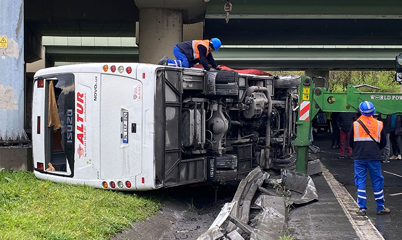 Görevli polisleri taşıyan servis minibüsü devrildi