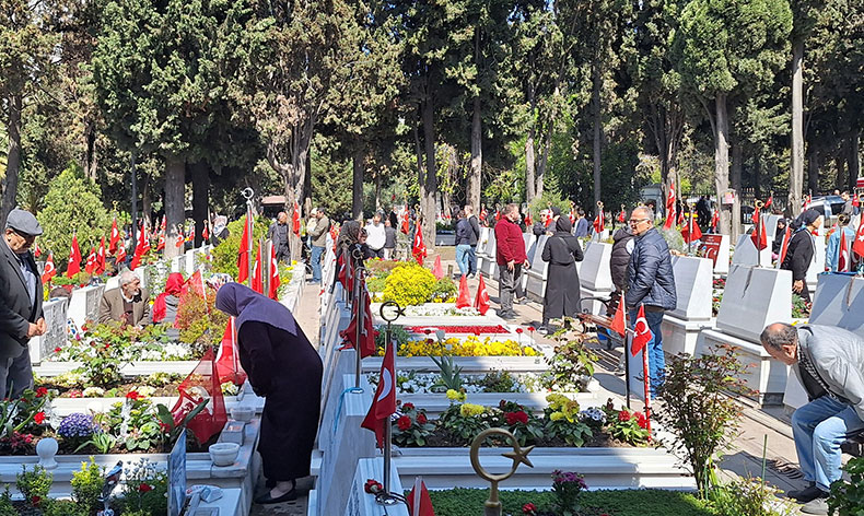 Edirnekapı Şehitliği’nde buruk bayram