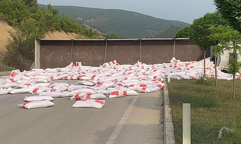 Tokat’ta un yüklü tır devrildi